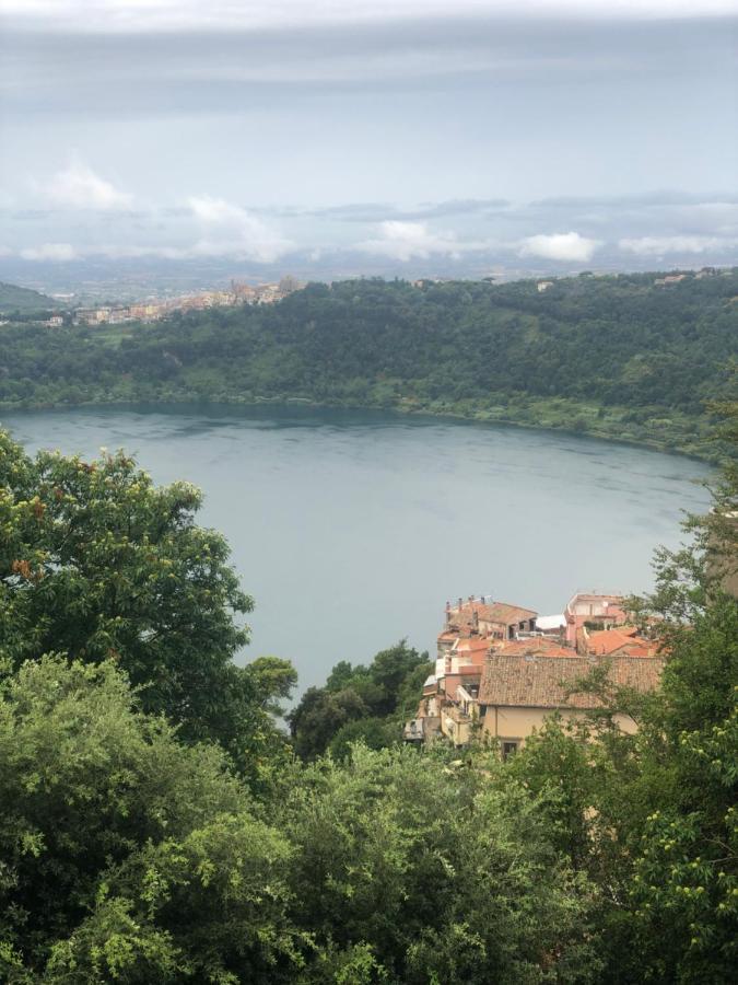 Isola Sul Lago Nemi Extérieur photo