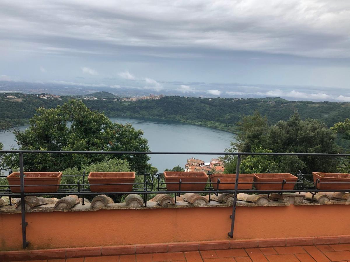 Isola Sul Lago Nemi Extérieur photo