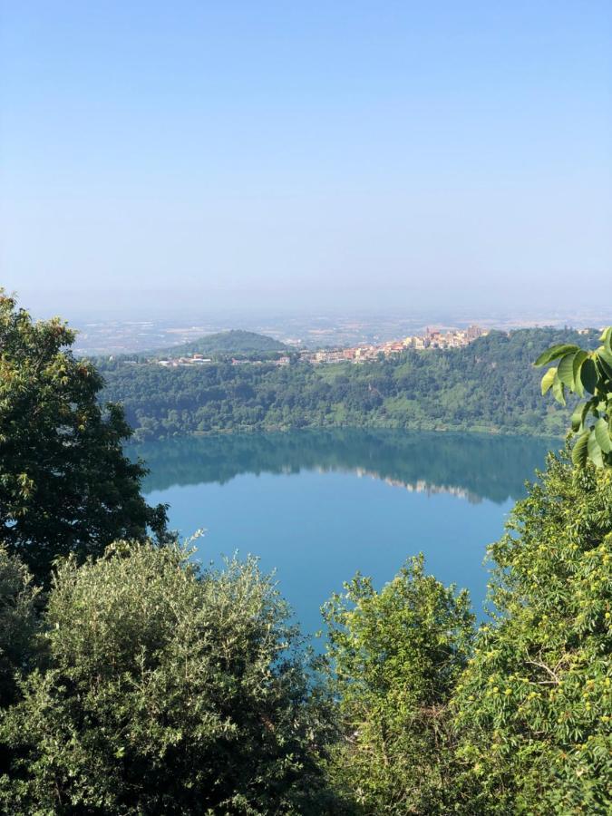 Isola Sul Lago Nemi Extérieur photo